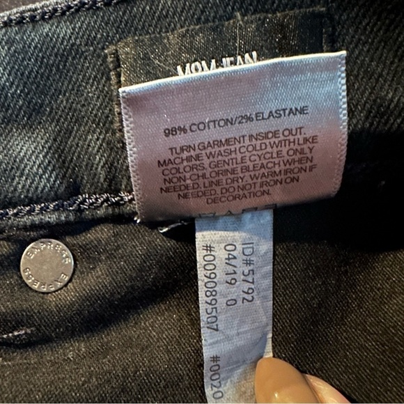 Express NWT Super High Rise Embroidered Mom Jeans - Picture 6 of 6